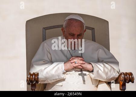 Vaticano. 27th Apr 2022. Papa Francesco guida la sua tradizionale udienza generale del mercoledì in Piazza San Pietro nella Città del Vaticano. (Foto di Stefano Costantino/SOPA Images/Sipa USA) Credit: Sipa USA/Alamy Live News Foto Stock