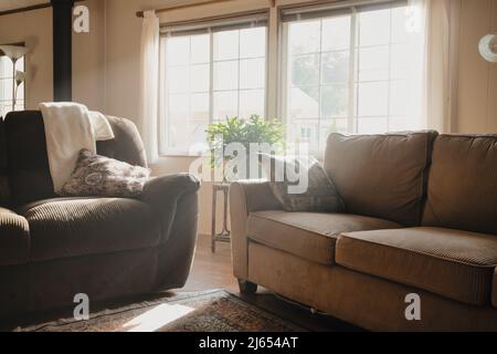 Interno accogliente del soggiorno invernale con divano beige, coperta  lavorata a maglia e cuscini a quadri illustrazione generata da ai