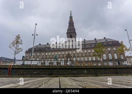 Copenaghen, Danimarca - 14 novembre 2021: Un castello di nome Christiansborgs castello nel centro di Copenaghen, come visto dal marchio e l'altra parte o Foto Stock