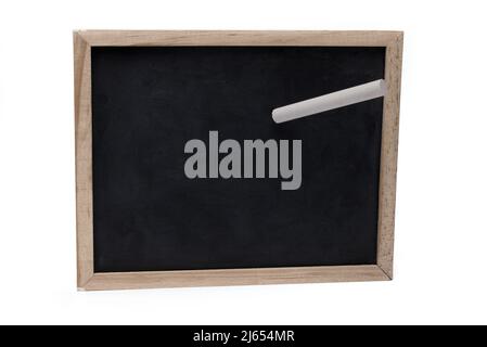 Primo piano di lavagna nera con cornice in legno e gesso bianco attaccato su sfondo bianco come concetto per l'inizio della scuola e l'istruzione Foto Stock