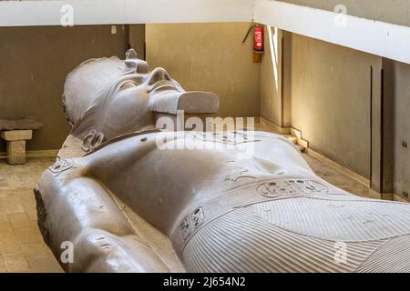 Colosso calcareo del re Ramses II esposto allo storico Museo all'aperto di Memphis, l'antica capitale egiziana Foto Stock