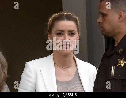 Amber Heard parte dopo il giorno 10 del suo processo di diffamazione contro Johnny Depp al Fairfax, VA, USA martedì 26 aprile 2022. Foto di Ron Sachs/CNP/ABACAPRESS.COM Foto Stock