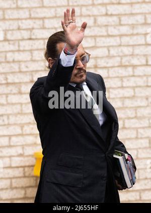 Johnny Depp ondeggia verso i suoi fan mentre parte dopo il giorno 10 del suo processo di diffamazione contro Amber sentito al Fairfax, VA, USA martedì 26 aprile 2022. Foto di Ron Sachs/CNP/ABACAPRESS.COM Foto Stock