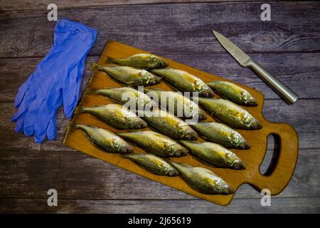 Pesce di Ruff su un tagliere Foto Stock