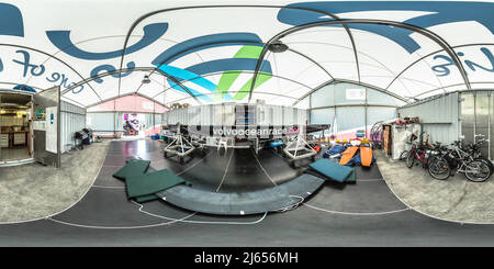 Visualizzazione panoramica a 360 gradi di Procedure di manutenzione dal Team SCA presso la Equipment zone - Volvo Ocean Race 2015 Auckland stopover - Nuova Zelanda