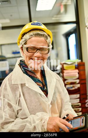 Giornalista donna che partecipa a un tour a piedi del moderno e all'avanguardia stabilimento di lavorazione del mirtillo di Ocean Spray a Wisconsin Rapids, Wisconsin, USA Foto Stock