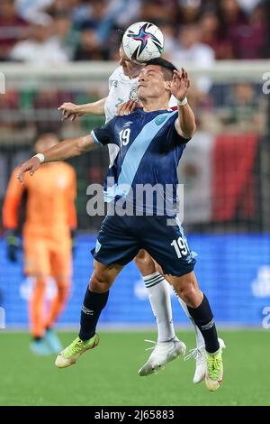 Orlando, Florida, Stati Uniti. 27 aprile 2022: Guatemala Forward ROBIN BETANCOURTH (19) ottiene un header durante la partita Mextour Messico vs Guatemala al Camping World Stadium di Orlando, Fl il 27 aprile 2022. (Credit Image: © Cory Knowlton/ZUMA Press Wire) Credit: ZUMA Press, Inc./Alamy Live News Foto Stock