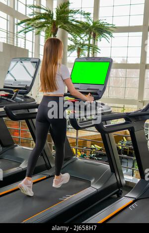 Giovane lunghezza tapis roulant indoor donna profilo pieno esercizio persone, da allenamento in forma per il corpo per l'allenamento cardio, sportivo bello. Man run gruppo Foto Stock