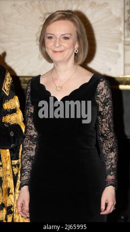 27 aprile 2022, Londra, Regno Unito. Foto di Ray Tang il MP di Rt Hon Elizabeth Truss, il Segretario di Stato per gli Affari Esteri, del Commonwealth e dello sviluppo pone per le foto all'annuale banchetto pasquale della Città di Londra che si tiene a Mansion House. Foto Stock