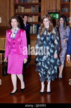 La Regina Silvia di Svezia e la Principessa Beatrice di York all'Assemblea Mondiale della Dyslessia Svezia al Palazzo reale di Stoccolma, Svezia, 27 aprile 2022. Foto di Patrik C Osterberg/Stella Pictures/ABACAPRESS.COM Foto Stock