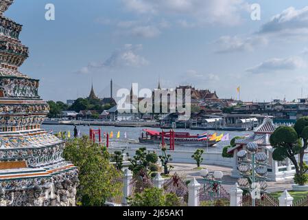 Pagoda bianca di Wat Arun con vista sul fiume Chao Phraya e sul Palazzo reale. Bangkok, Tailandia. Foto Stock