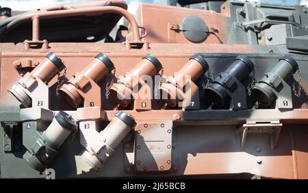 Parata militare. Colore camouflage veicolo corazzato, vista ravvicinata, arma da guerra. Attrezzature militari per la lotta e la difesa Foto Stock