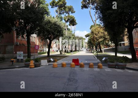 Napoli - cortile dell'Ospedale Cardarelli dall'entrata Foto Stock