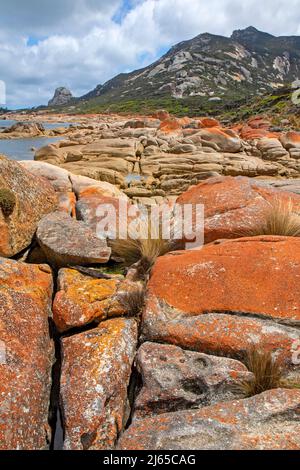 Costa di Killiecranke Bay con il monte Killecrankie che si innalza sopra Foto Stock