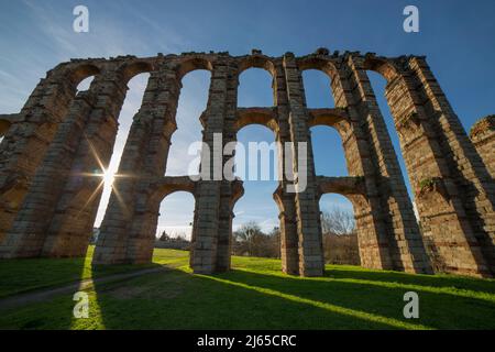 Acquedotto romano Los Milagros, Merida, Spagna. Scatto grandangolare al tramonto Foto Stock