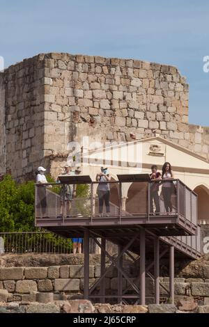 Merida, Spagna - Ott 9th, 2021: Alcazaba di Merida piattaforma punto di vista piena di visitatori. Estremadura, Spagna Foto Stock