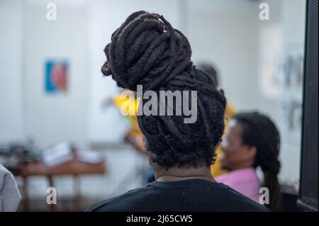Uomo con dreadlock girato da dietro Foto Stock