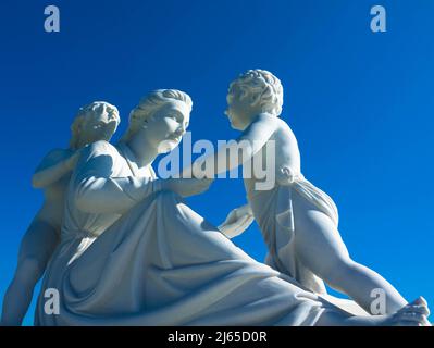 Magnifica statua in gesso di una donna e due bambini in un parco ricreativo, parco commemorativo del prato forestale, Los Angeles USA Foto Stock