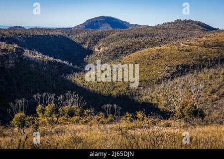 Tumuli di luce e ombre nelle montagne blu Foto Stock