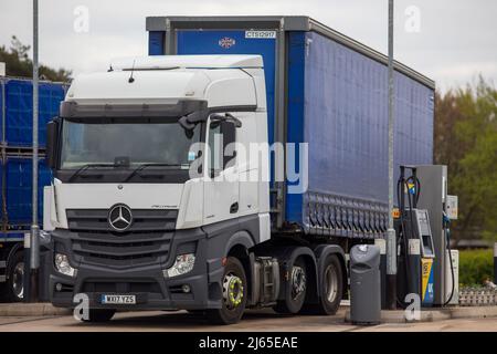 Camion, camion e HGV sul A1 South Witham, Grantham, Inghilterra , Regno Unito come benzina e diesel costi impatto sui prezzi nel Regno Unito. Foto Stock