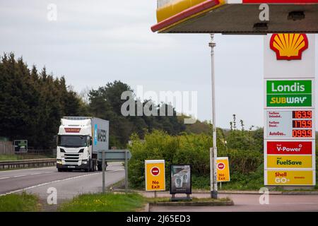 Camion, camion e HGV sul A1 South Witham, Grantham, Inghilterra , Regno Unito come benzina e diesel costi impatto sui prezzi nel Regno Unito. Foto Stock