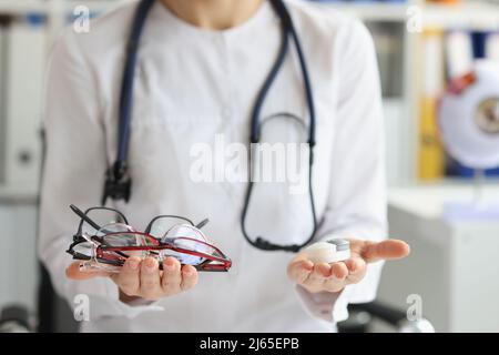 Medico femminile che fa la scelta tra lenti a contatto e occhiali Foto Stock