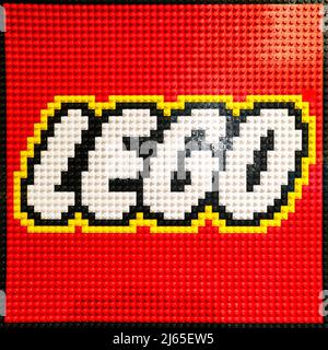 Londra, UK - 27th marzo 2022: La parola LEGO scritto in blocchi di lego nel negozio di Londra. Questo popolare giocattoli danesi è in produzione dal 1932 e. Foto Stock