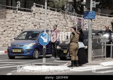 Gerusalemme, Israele. 28th Apr 2022. Gli israeliani stanno inchinandosi solennemente la testa e contemplando i sei milioni di vittime ebraiche dell'Olocausto mentre la vita si ferma nelle strade di Gerusalemme e in tutto il paese. Una sirena di due minuti ha trafitto il silenzio che segnava la Giornata della memoria dei Martiri e degli Eroi dell'Olocausto, Yom HaShoah. Credit: NIR Alon/Alamy Live News Foto Stock