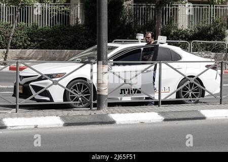 Gerusalemme, Israele. 28th Apr 2022. Gli israeliani stanno inchinandosi solennemente la testa e contemplando i sei milioni di vittime ebraiche dell'Olocausto mentre la vita si ferma nelle strade di Gerusalemme e in tutto il paese. Una sirena di due minuti ha trafitto il silenzio che segnava la Giornata della memoria dei Martiri e degli Eroi dell'Olocausto, Yom HaShoah. Credit: NIR Alon/Alamy Live News Foto Stock