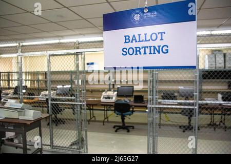 Reno, Stati Uniti. 27th Apr 2022. Area di smistamento delle balle. Il cancelliere degli elettori della contea di Washoe ha fatto un giro alla stampa della loro struttura e ha spiegato il processo prima delle elezioni di midterm. Credit: SOPA Images Limited/Alamy Live News Foto Stock