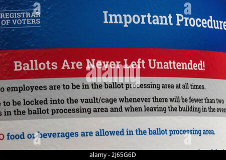 Reno, Stati Uniti. 27th Apr 2022. Un segnale per i contatori di voto. Il cancelliere degli elettori della contea di Washoe ha fatto un giro alla stampa della loro struttura e ha spiegato il processo prima delle elezioni di midterm. Credit: SOPA Images Limited/Alamy Live News Foto Stock