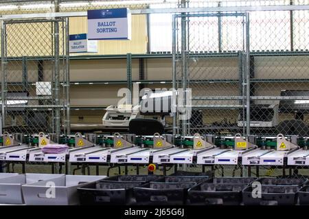 Reno, Stati Uniti. 27th Apr 2022. Area di smistamento delle balle. Il cancelliere degli elettori della contea di Washoe ha fatto un giro alla stampa della loro struttura e ha spiegato il processo prima delle elezioni di midterm. Credit: SOPA Images Limited/Alamy Live News Foto Stock