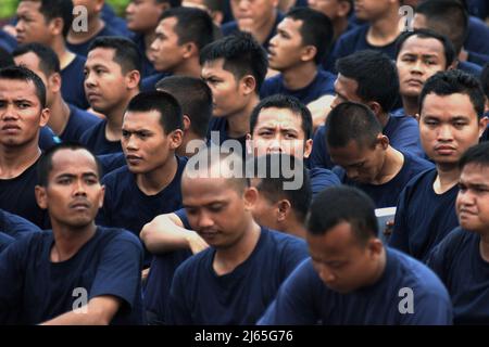 I membri della squadra di combattimento di Giacarta partecipano a una preparazione per gli eventi cerimoniali e espositivi per celebrare la giornata di salvataggio e di vigili del fuoco dell'Indonesia, commemorata ogni anno il 1 marzo, presso il Monumento Nazionale nel centro di Giacarta, Jakarta, Indonesia. Foto Stock