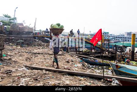 Anguria caricamento dalla barca per la vendita nel Bazar locale. Questa immagine è stata catturata dalla riva del fiume Burigongga il 24 aprile 2022, in D. Foto Stock