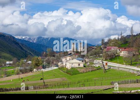 Antiche Torri di Svan tradizionali in Alto Svaneti, Caucaso. Viaggiare in Georgia Foto Stock