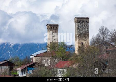 Antiche Torri di Svan tradizionali in Alto Svaneti, Caucaso. Viaggiare in Georgia Foto Stock