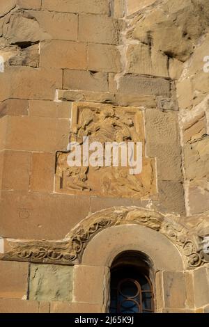 Vista ravvicinata del bassorilievo sulla facciata esterna dell'antico monastero di Jvari, Mtkkheta, Georgia Foto Stock