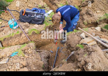 Cavi interrati danneggiati durante le operazioni di scavo, strappati, cavi della linea di alimentazione rotti, cablaggio, linea di alimentazione rotta, riparazione, Pruhonice, Repubblica Ceca il 26 aprile 2 Foto Stock