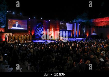 (220428) -- GERUSALEMME, 28 aprile 2022 (Xinhua) -- Foto scattata il 27 aprile 2022 mostra la cerimonia di apertura della Giornata della memoria dell'Olocausto a Yad Vashem, il memoriale ufficiale dell'Olocausto di Israele, a Gerusalemme. Una cerimonia della Giornata della memoria dell'Olocausto si è tenuta presso il museo commemorativo dell'Olocausto di Israele per onorare i sei milioni di vittime ebraiche dei nazisti durante la seconda guerra mondiale. (JINI via Xinhua) Foto Stock