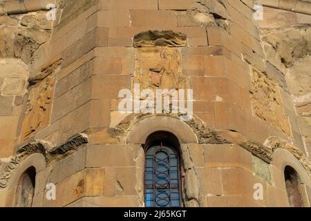 Vista ravvicinata del bassorilievo sulla facciata esterna dell'antico monastero di Jvari, Mtkkheta, Georgia Foto Stock