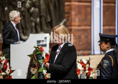 Gerusalemme, Israele. 28th Apr 2022. Il presidente del Bundestag Baerbel Bas depone una corona durante una cerimonia di deposizione della corona nel museo di Yad Vashem il giorno della commemorazione dell'Olocausto. Credit: Ilia Yefimovich/dpa/Alamy Live News Foto Stock