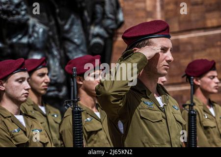 Gerusalemme, Israele. 28th Apr 2022. La Guardia onorata si trova durante due minuti di silenzio in una cerimonia di deposizione dell'ira nel museo di Yad Vashem il giorno della memoria dell'Olocausto. Credit: Ilia Yefimovich/dpa/Alamy Live News Foto Stock