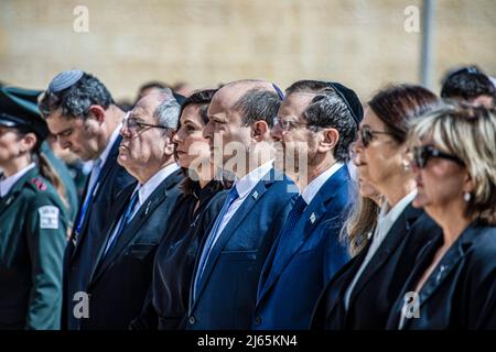 Gerusalemme, Israele. 28th Apr 2022. Il primo ministro israeliano Naftali Bennett (C) e il presidente israeliano Isaac Herzog (centro R) si levano in silenzio di due minuti in una cerimonia di deposizione della tristezza al museo di Yad Vashem nella Giornata della memoria dell'Olocausto. Credit: Ilia Yefimovich/dpa/Alamy Live News Foto Stock
