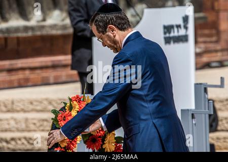 Gerusalemme, Israele. 28th Apr 2022. Il presidente israeliano Isaac Herzog depone una corona durante una cerimonia di deposizione della corona nel museo di Yad Vashem il giorno della memoria dell'Olocausto. Credit: Ilia Yefimovich/dpa/Alamy Live News Foto Stock