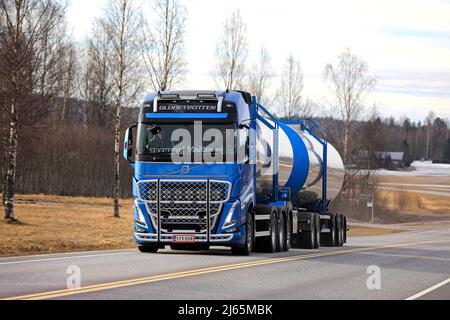 Nuovo, blu Volvo FH540 carro armato di trasporto Sjoman Oy AB trasporta il carico lungo l'autostrada 52 in una mattina di primavera. Salo, Finlandia. Aprile 18, 2022. Foto Stock