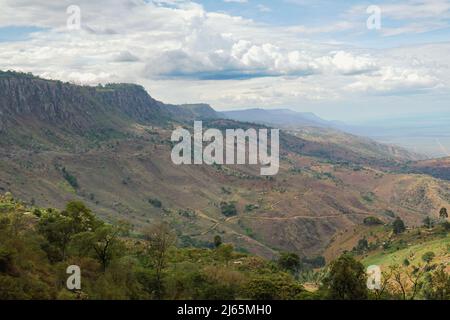 Vista ad alto angolo della Valle di Kerio vista da un punto panoramico nella Contea di Elgeyo Marakwet, Kenya Foto Stock