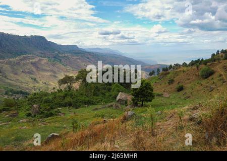 Vista ad alto angolo della Valle di Kerio vista da un punto panoramico nella Contea di Elgeyo Marakwet, Kenya Foto Stock