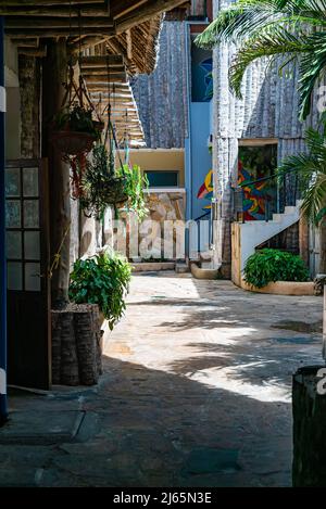 Autentico interno in legno del ristorante a Kendwa, Zanzibar, Tanzania. Foto Stock