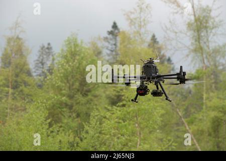 Bonn, Germania. 26th Apr 2022. Un drone per registrare danni alla foresta il primo Ministro Henrik WUEST in una visita al Kottenforst sulla situazione e il futuro della foresta, Â credito: dpa / Alamy Live News Foto Stock