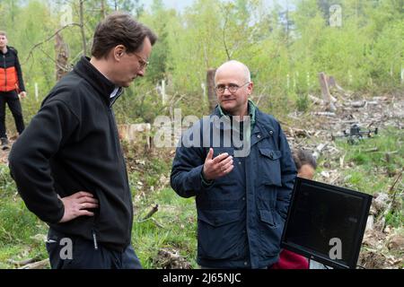 Bonn, Germania. 26th aprile 2022. Da destra: Il Prof. Dr. Alexander Asteroth, Bonn Rhein Sieg University of Applied Sciences, presenta il suo programma per la registrazione dei danni alla foresta causati dai droni, Hendrik WUEST, Wust, CDU, primo Ministro del Nord Reno-Westfalia, primo Ministro Henrik WUEST in una visita al Kottenforst sulla situazione e il futuro della foresta, credito: dpa/Alamy Live News Foto Stock